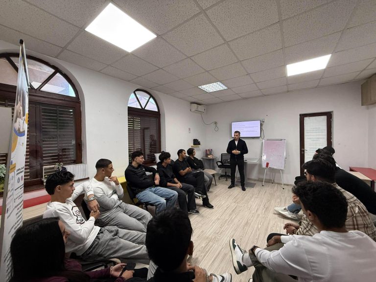 Am 26. September 2026 haben wir in Kumanovo, Nordmazedonien, erfolgreich unseren Workshop „Politische Bildung und Demokratie“ durchgeführt. Gemeinsam mit jungen Menschen ging es um Demokratie, Menschenrechte, politische Beteiligung und die Bedeutung der eigenen Stimme. Auch kritisches Denken und der Umgang mit Desinformation und Manipulation standen im Mittelpunkt. Herzlichen Dank an unseren Referenten Suad Skenderi, an alle Teilnehmenden und unsere Partner für die erfolgreiche Umsetzung. Demokratie beginnt mit Wissen, Beteiligung und dem Mut, die eigene Stimme zu erheben! Roma Youth Center × Roma Integration Zentrum e. V. #Demokratie #PolitischeBildung #Jugendbeteiligung #RomaYouth #Kumanovo #Nordmazedonien #Empowerment