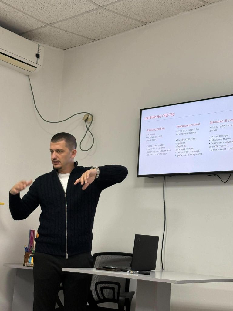 Am 26. September 2026 haben wir in Kumanovo, Nordmazedonien, erfolgreich unseren Workshop „Politische Bildung und Demokratie“ durchgeführt. Gemeinsam mit jungen Menschen ging es um Demokratie, Menschenrechte, politische Beteiligung und die Bedeutung der eigenen Stimme. Auch kritisches Denken und der Umgang mit Desinformation und Manipulation standen im Mittelpunkt. Herzlichen Dank an unseren Referenten Suad Skenderi, an alle Teilnehmenden und unsere Partner für die erfolgreiche Umsetzung. Demokratie beginnt mit Wissen, Beteiligung und dem Mut, die eigene Stimme zu erheben! Roma Youth Center × Roma Integration Zentrum e. V. #Demokratie #PolitischeBildung #Jugendbeteiligung #RomaYouth #Kumanovo #Nordmazedonien #Empowerment